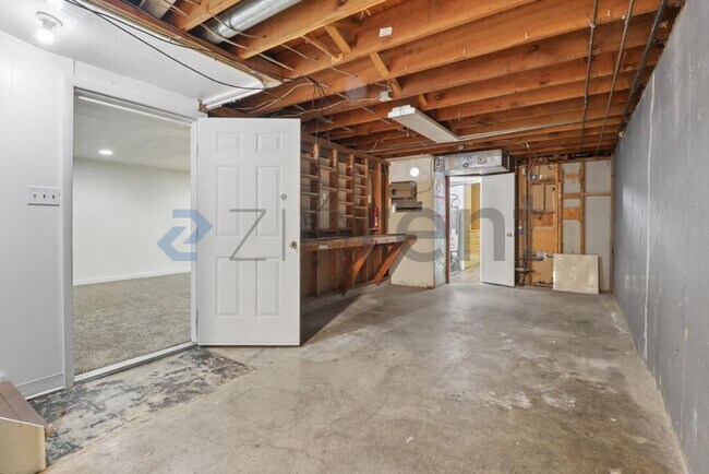 Building Photo - Unit