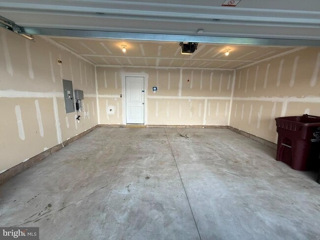 Building Photo - 2 Kusy Ter