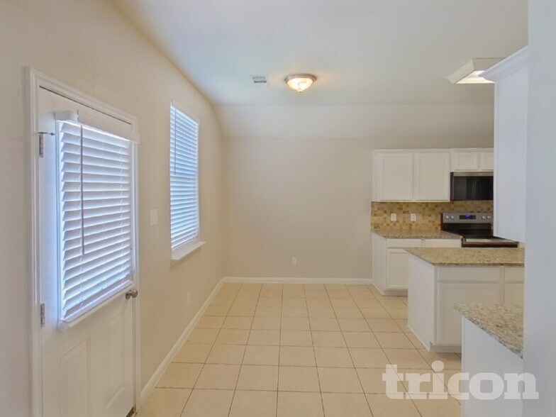 Building Photo - 825 Hawthorne Rd