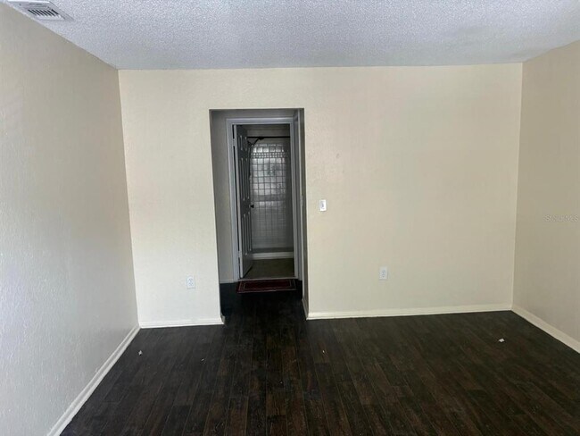Building Photo - 4015 Versailles Dr