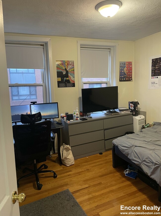 Building Photo - 145 Endicott St