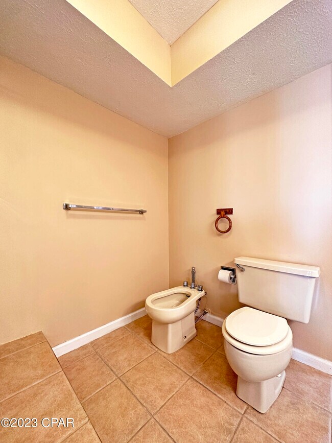 Building Photo - 7129 S Lagoon Dr