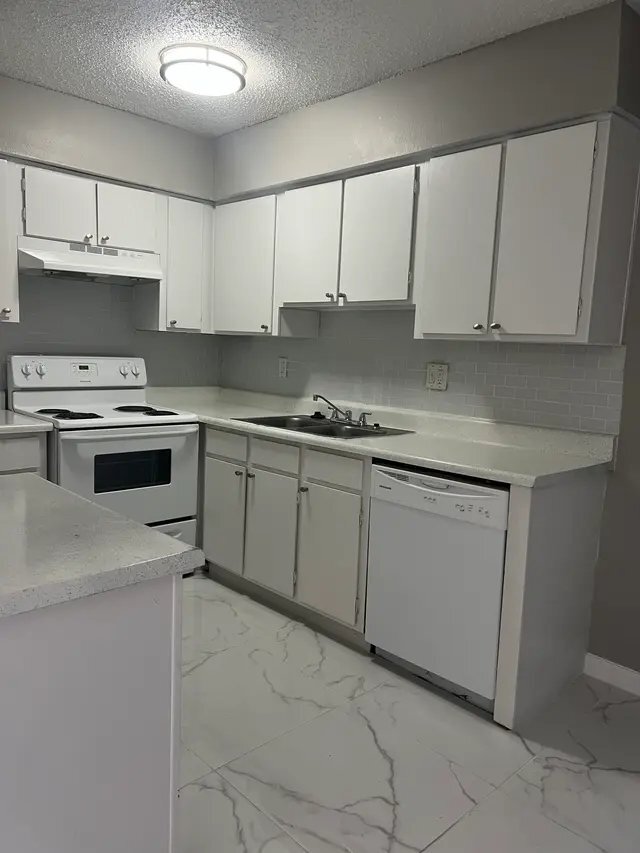 Building Photo - 8300 Calmont Ave