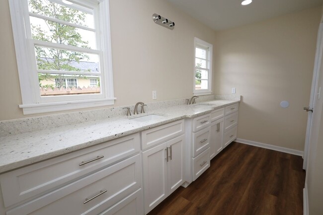Building Photo - 2303 Jerry Jones Dr