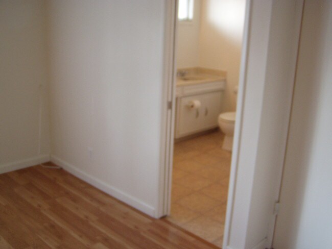 Building Photo - 10854 Reseda Blvd