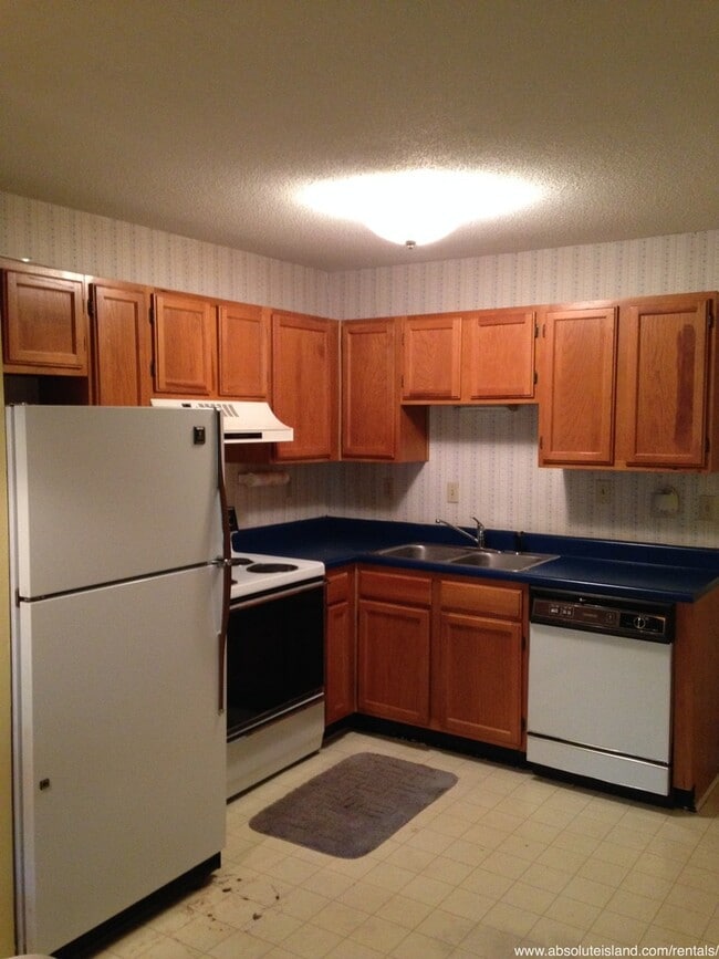 Building Photo - Beach Access, Bike Rides, Coastal Comfort.