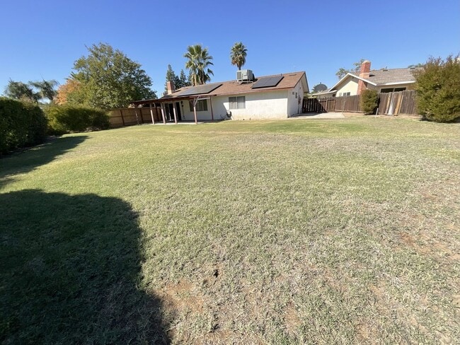 Building Photo - Charming Clovis 3/2 Home with New Solar System * Move-In Bonus! *
