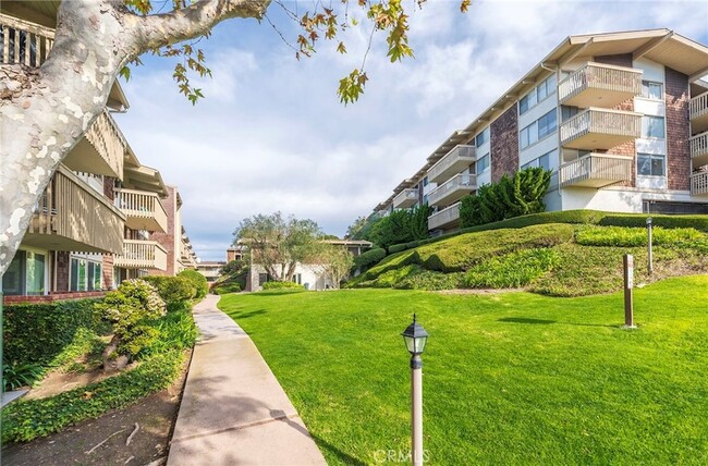 Building Photo - 6542 Ocean Crest Dr