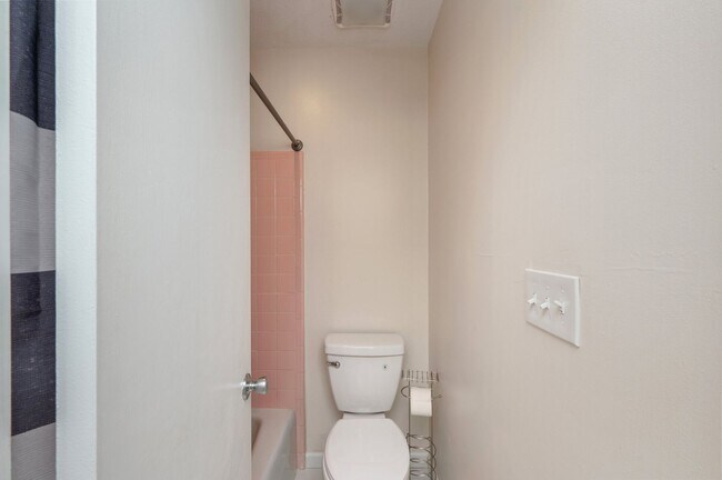 Building Photo - Renovated 3 bedroom house in Niceville!