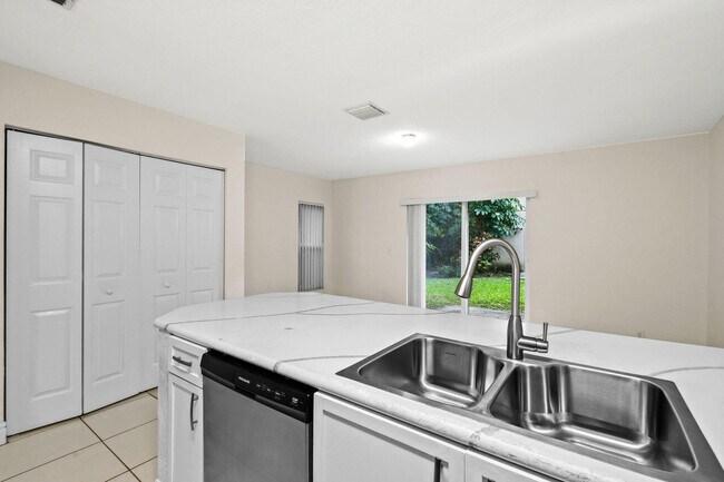 Building Photo - 954 Summit Lake Dr
