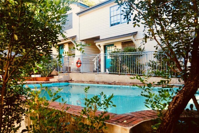 Building Photo - 3902 Peterson Ave