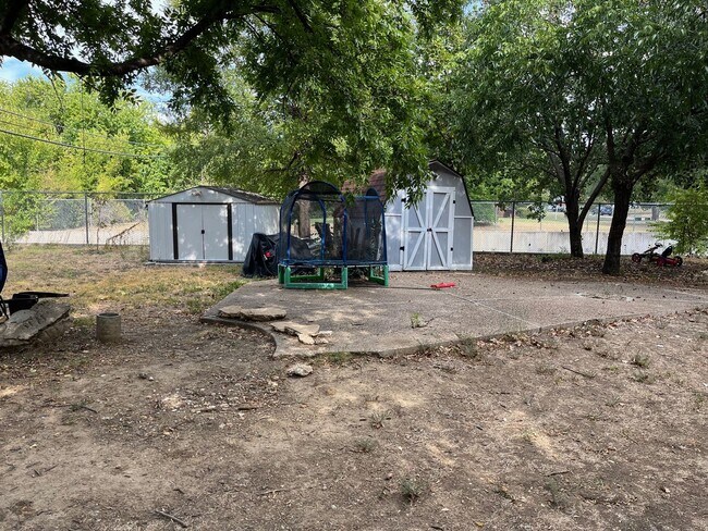 Building Photo - 830 Blackburn St