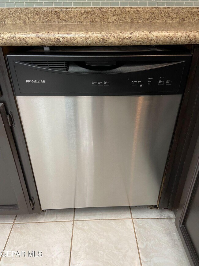 Building Photo - 6721 El Parque Dr