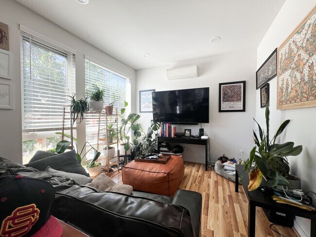 Building Photo - 3bd/2ba Seattle Townhome