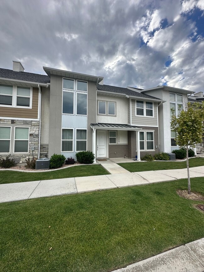 Building Photo - 1088 S High Ridge Rd