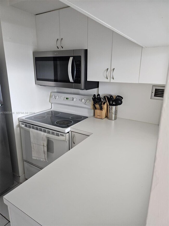 Building Photo - 3505 S Ocean Dr