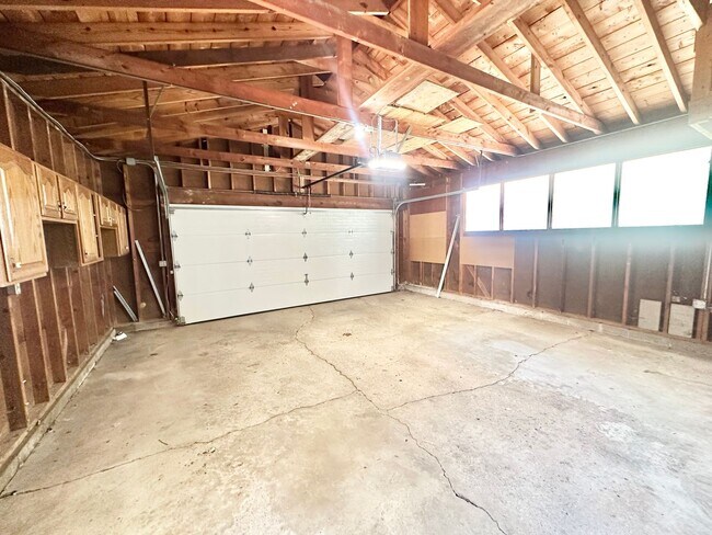 Building Photo - Desirable Mequon Home in Heart of Ville du...