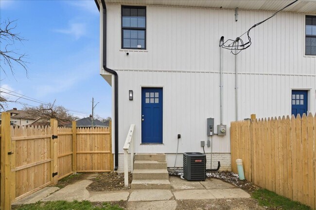 Building Photo - 1038 N Parker Ave