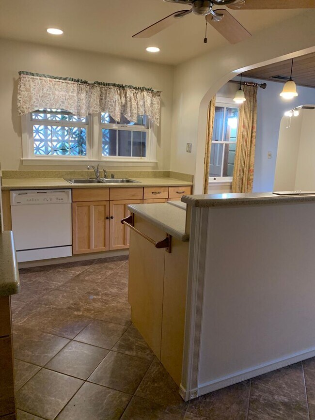 Building Photo - South Auburn/ Skyridge school  district