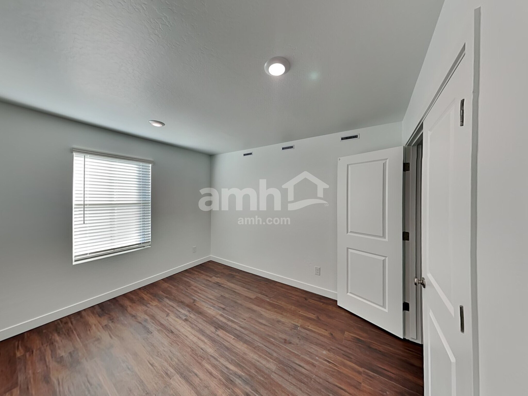 Building Photo - 2124 W Alicia Dr