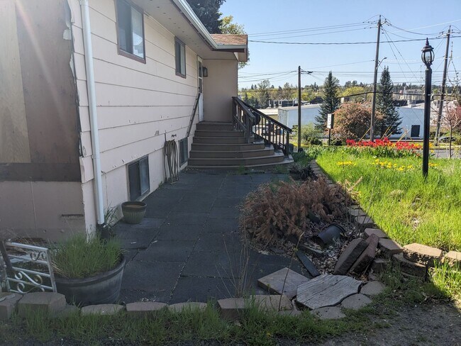 Building Photo - Cherry St Duplex