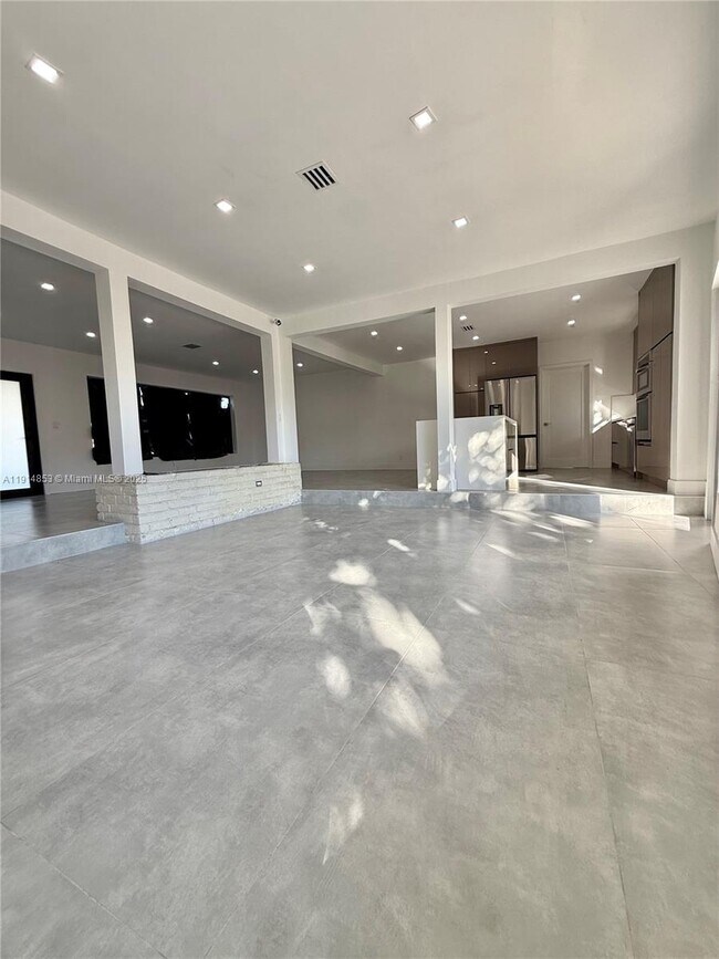 Building Photo - 12615 N Miami Ave