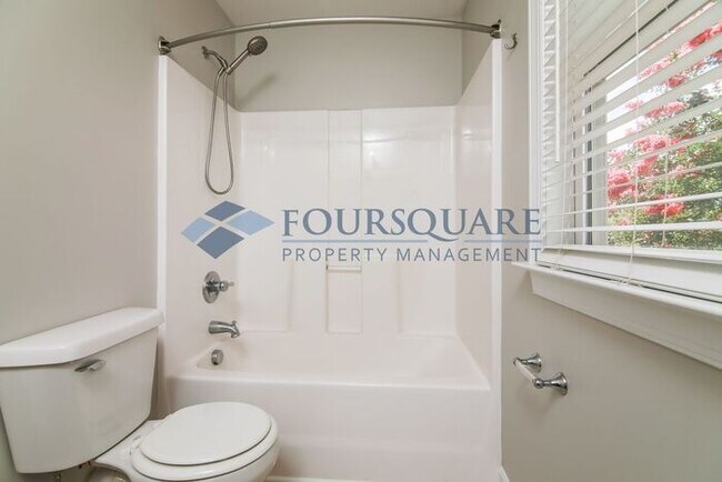 Building Photo - End Unit Townhome| 2nd Floor Loft Space | ...