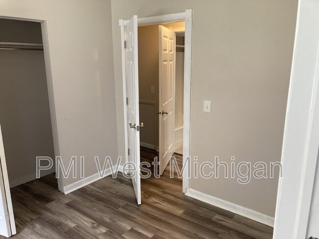 Building Photo - 5864 Shaw St