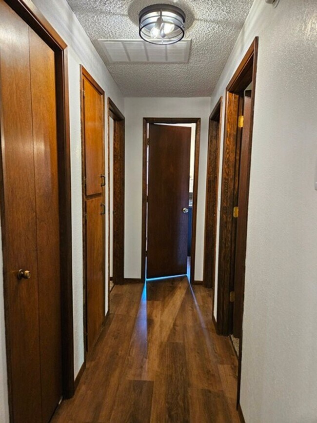 Building Photo - 3Bd/2Ba Single Story Home-For Viewing!