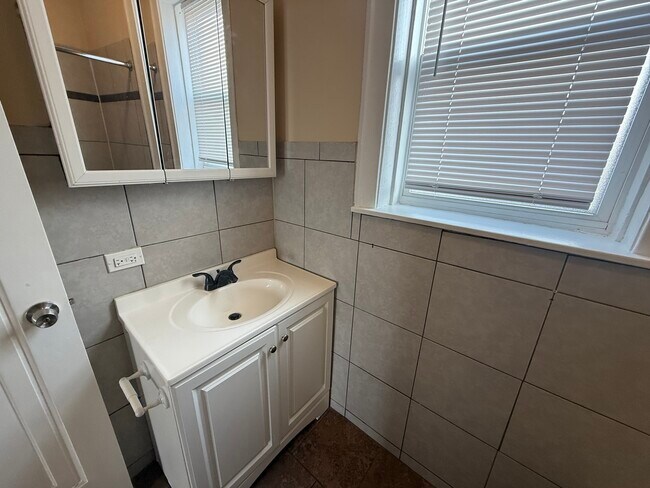 Building Photo - 4454 W Diversey Ave