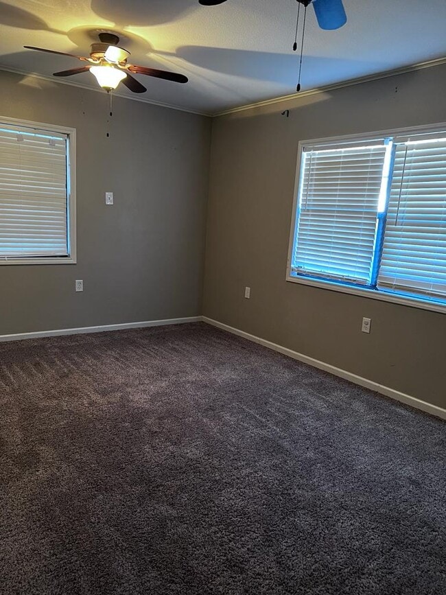 Building Photo - 205 Clover Ln