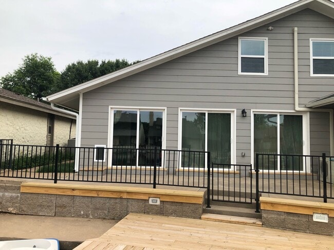 Building Photo - 3642 Lakeshore Dr
