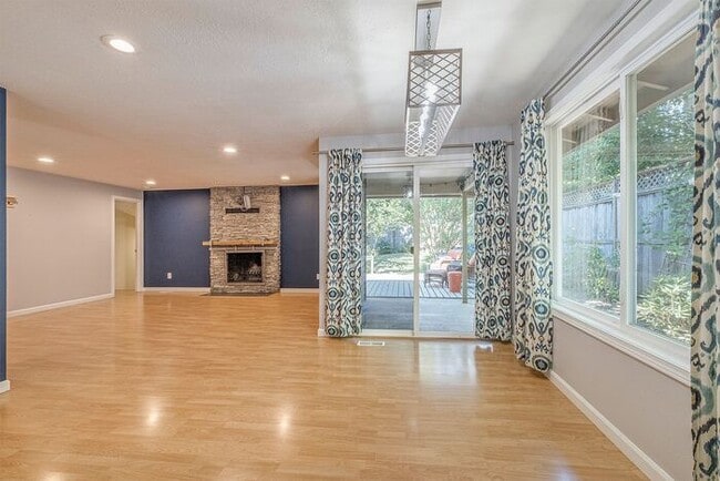 Building Photo - 4 bedroom 3 bath home in Tualatin with sep...