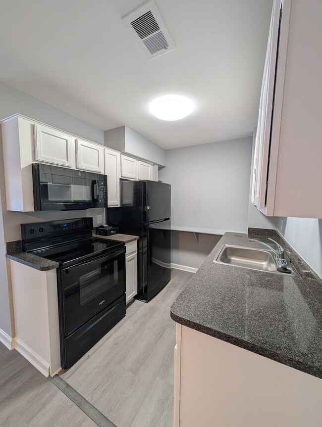 Building Photo - Beautiful 2 Bedroom Condo in Canton