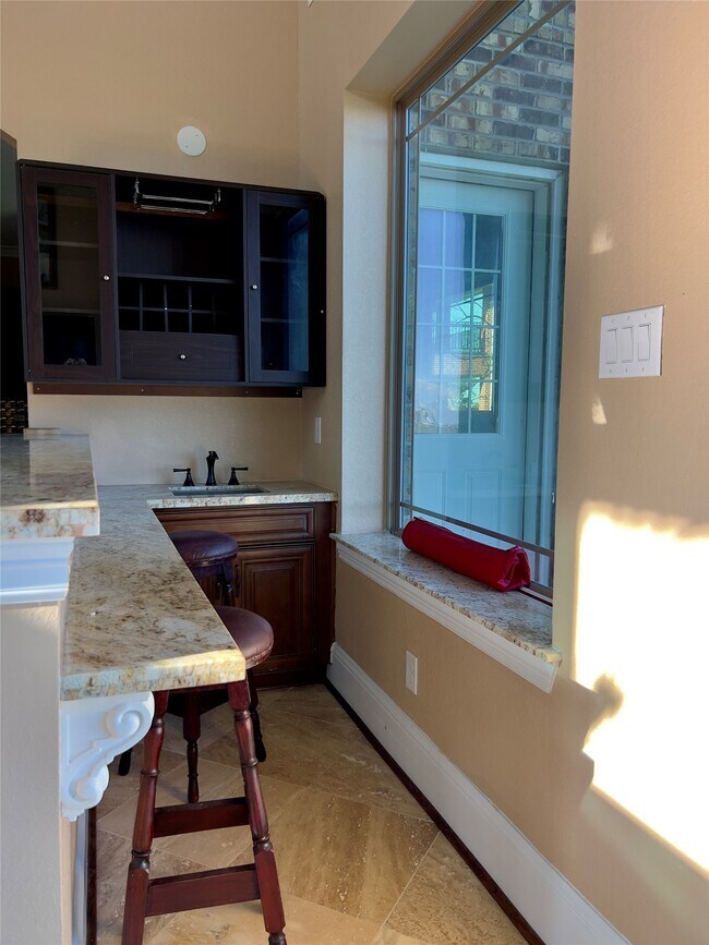 Building Photo - 2011 Crescent Dr