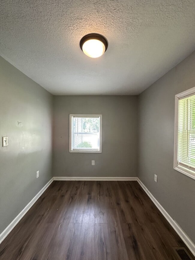 Building Photo - 2700 E Memorial Dr