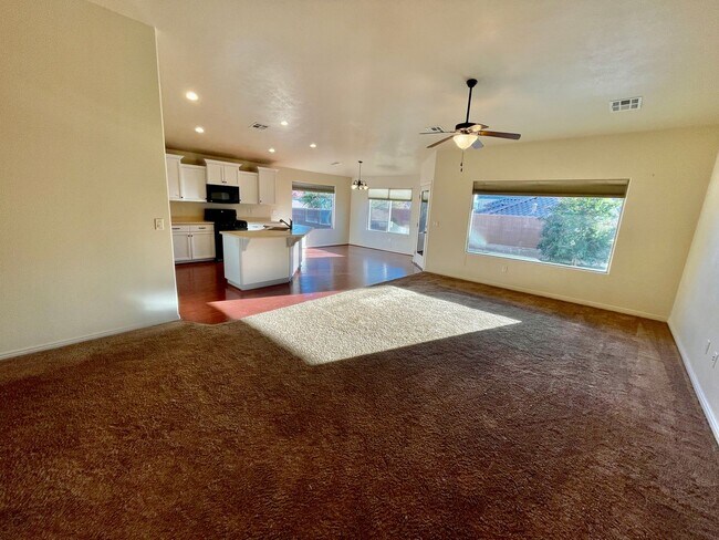Building Photo - Pet Friendly Home in Green Valley