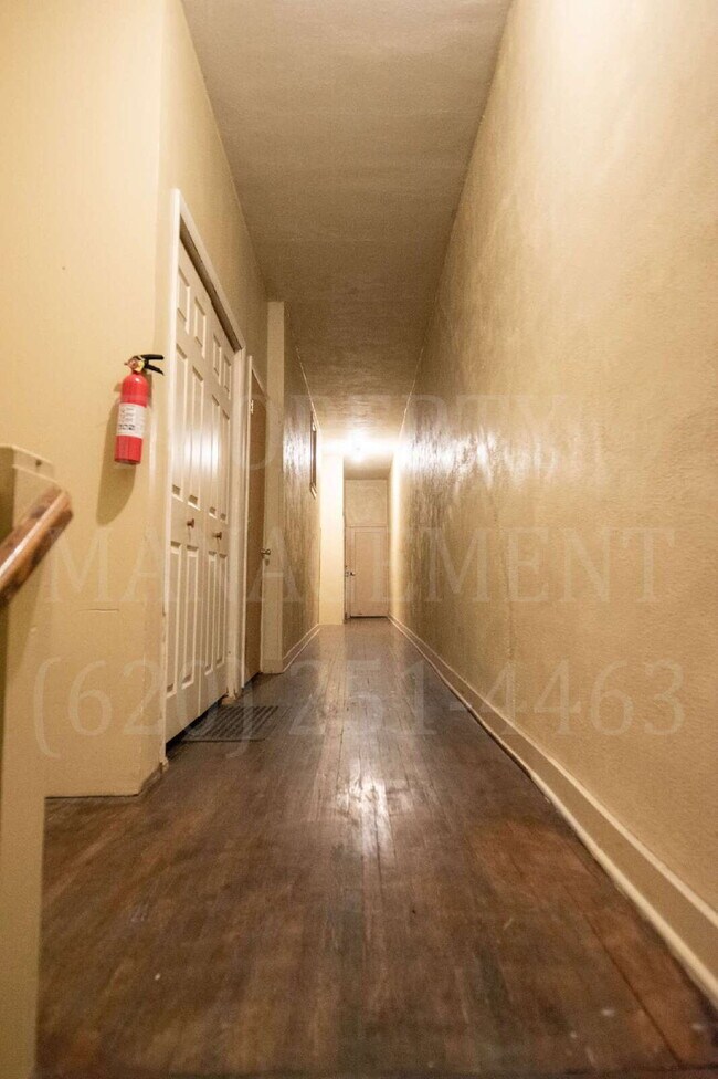 Building Photo - Cute Upstairs 2-Bed Apartment located down...