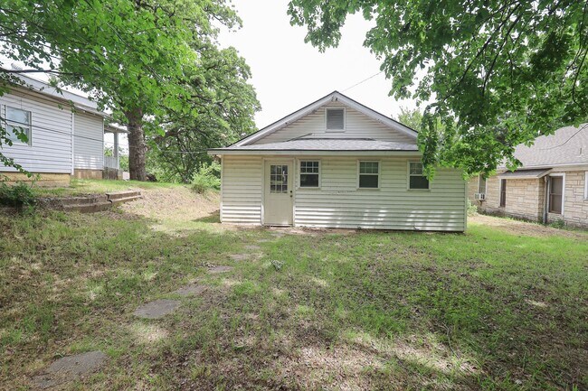 Building Photo - 3 Bed 1 Bath in beautiful location!