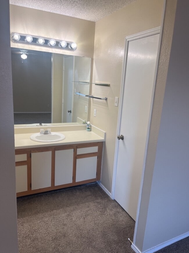 Building Photo - Corner lot Townhouse with yard! fireplace,...