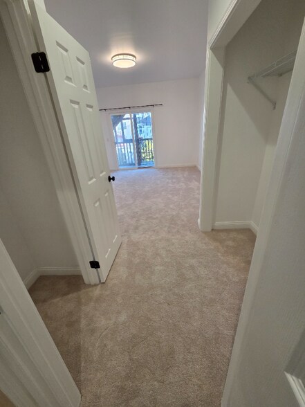 Building Photo - 163 Rae Ave