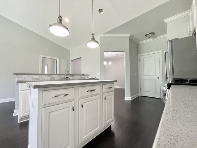 Building Photo - Three Bedroom, Cypress Ridge Townhouse!