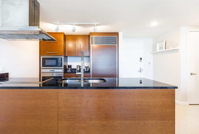 Building Photo - 485 Brickell Ave