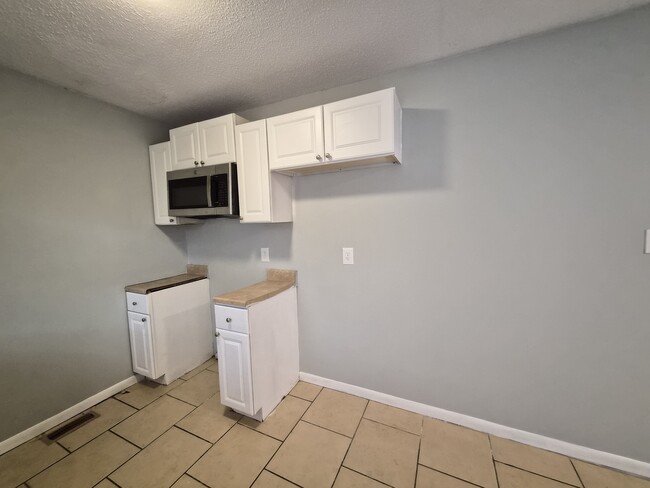 Building Photo - 3526 Luewan Ct