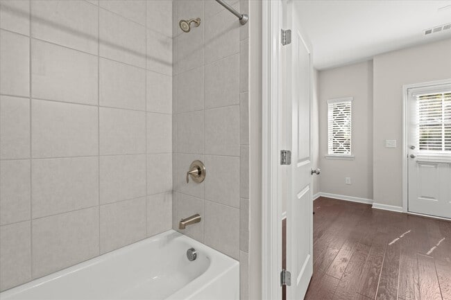 Building Photo - 545 Mirrormont Dr