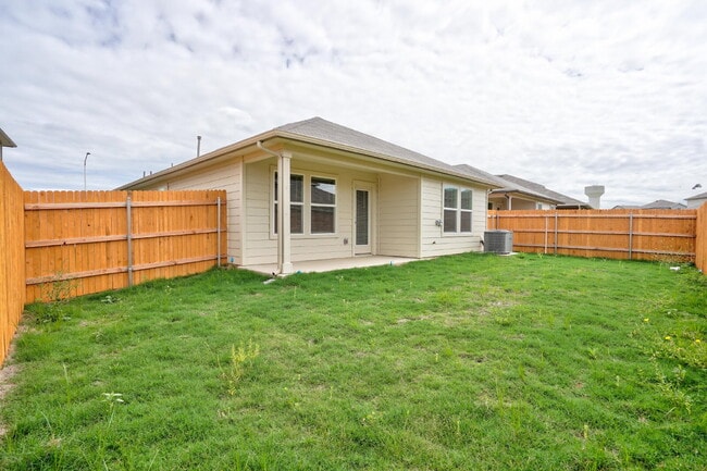 Building Photo - "Charming 3-Bedroom Oasis on Roanwood Drive with 2 Full Baths – Your Spacious Retreat Awaits in S...