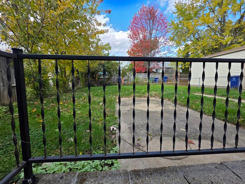 Fully fenced Backyard and patio - 3000 Essington Dr