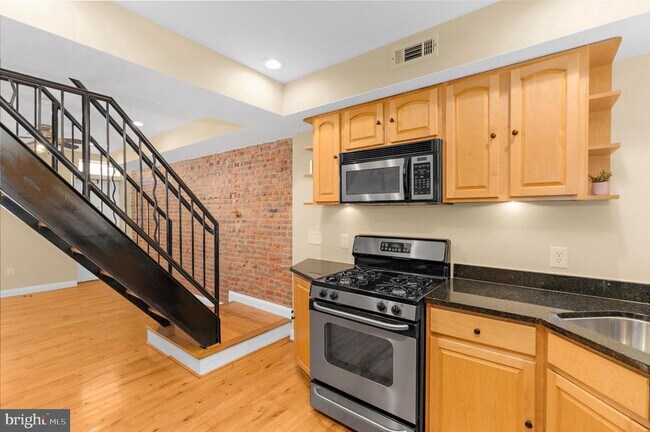 Building Photo - 1005 Baylis St