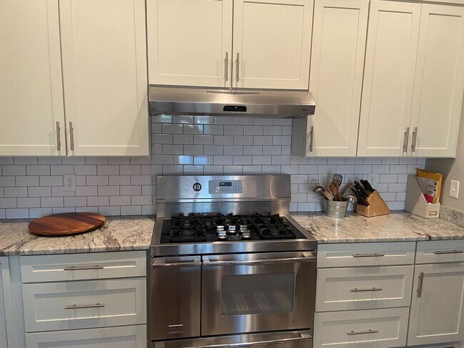 Building Photo - 4BR/4.5BA Furnished Townhome For Rent