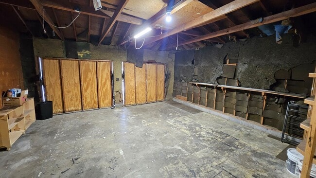 Building Photo - 4 bed 2.5 bath
